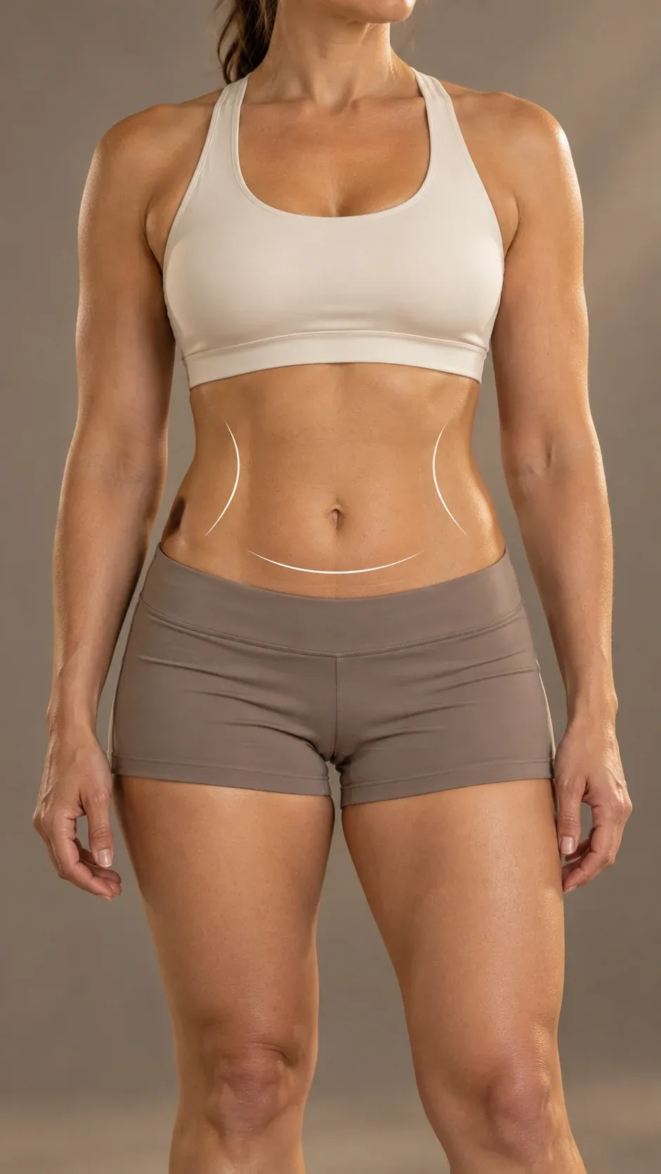 Vista frontal de una mujer con ropa deportiva clara y trazos ilustrativos alrededor del abdomen.