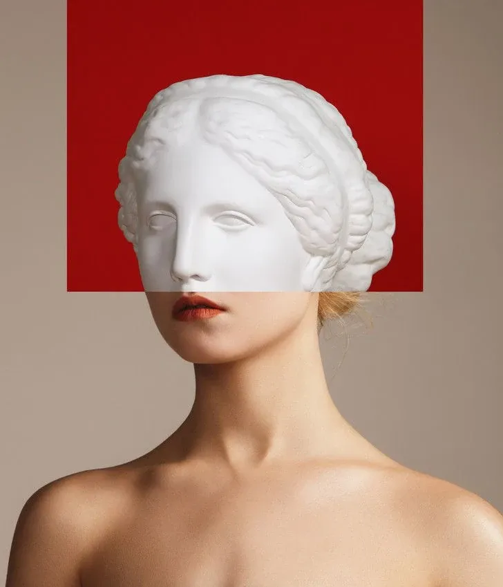 Composición de un rostro femenino con una escultura clásica.